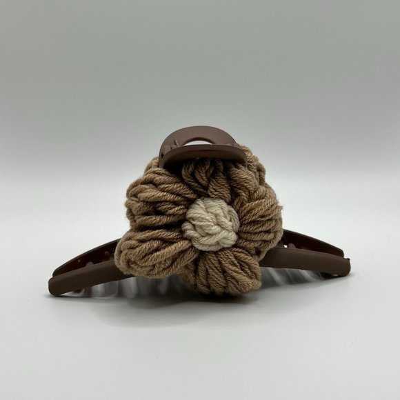Spring Flower Claw Clip- Knitted flower - Picture 2 of 3
